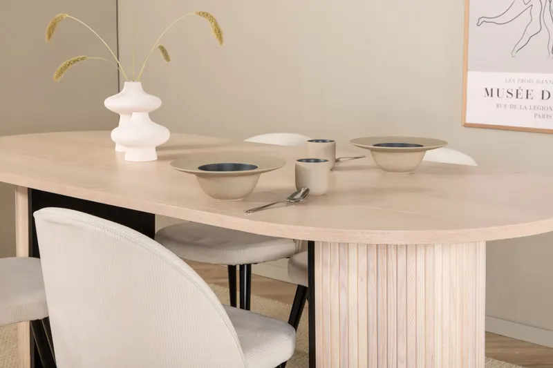 Bianca & Velvet Essgruppe mit ovalem Esstisch und vier Velvet Polsterstühlen in Whitewash, Beige, Gestell Schwarz, im Wohnraum, Ansicht 3