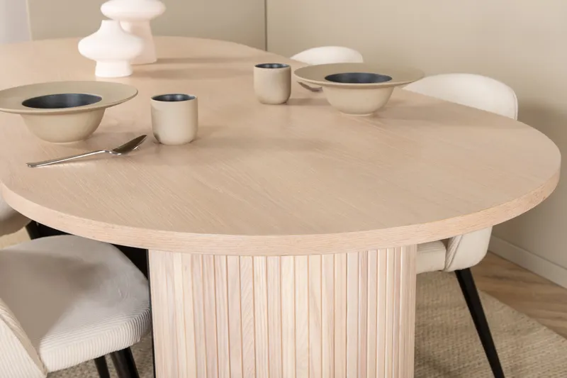 Bianca & Velvet Essgruppe mit ovalem Esstisch und vier Velvet Polsterstühlen in Whitewash, Beige, Gestell Schwarz, im Wohnraum, Ansicht 5