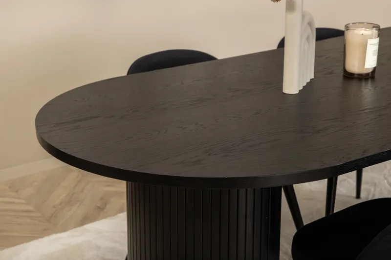 Bianca & Velvet Essgruppe mit ovalem Esstisch und vier Velvet Polsterstühlen in Schwarz, im Wohnraum, Ansicht 3