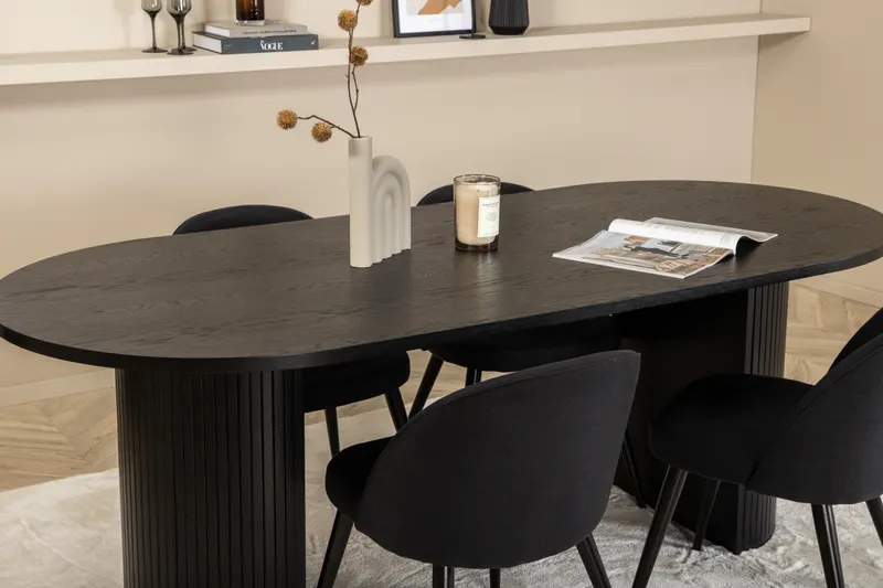 Bianca & Velvet Essgruppe mit ovalem Esstisch und vier Velvet Polsterstühlen in Schwarz, im Wohnraum, Ansicht 5