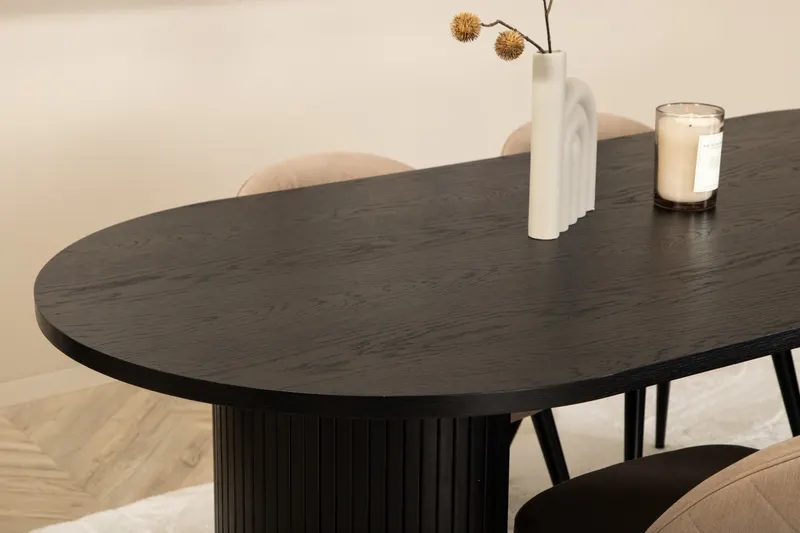 Bianca & Velvet Essgruppe mit ovalem Esstisch und vier Velvet Polsterstühlen in Schwarz, Beige, Gestell Schwarz, im Wohnraum, Ansicht 3