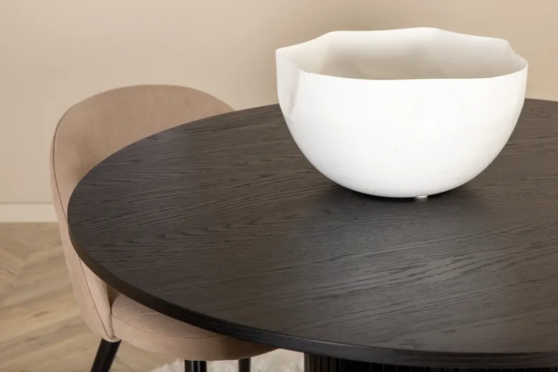 Bianca & Velvet Essgruppe mit rundem Esstisch und vier Velvet Polsterstühlen in Schwarz, Beige, Gestell Schwarz, im Wohnraum, Ansicht 5