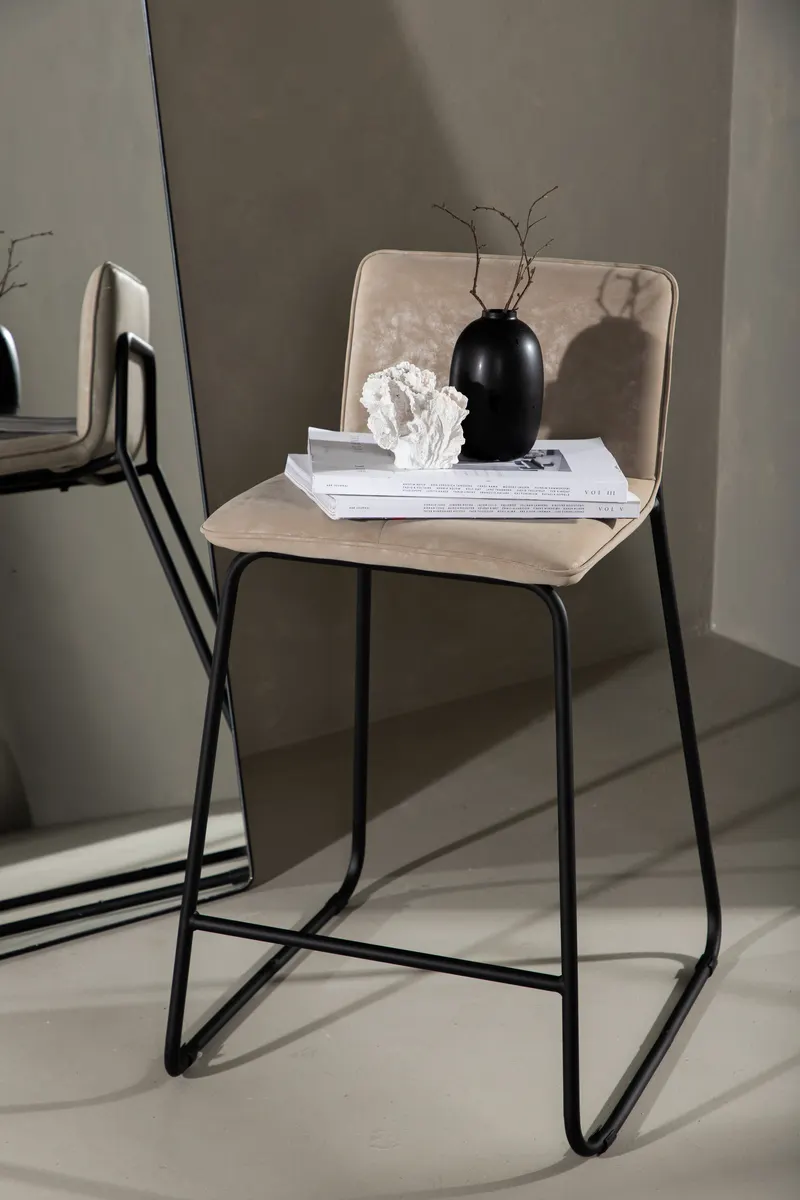 Bisbee Barhocker im 2er-Set mit Kufengestell in Beige, Gestell Schwarz, Mikrofaser, im Wohnraum, Ansicht 1