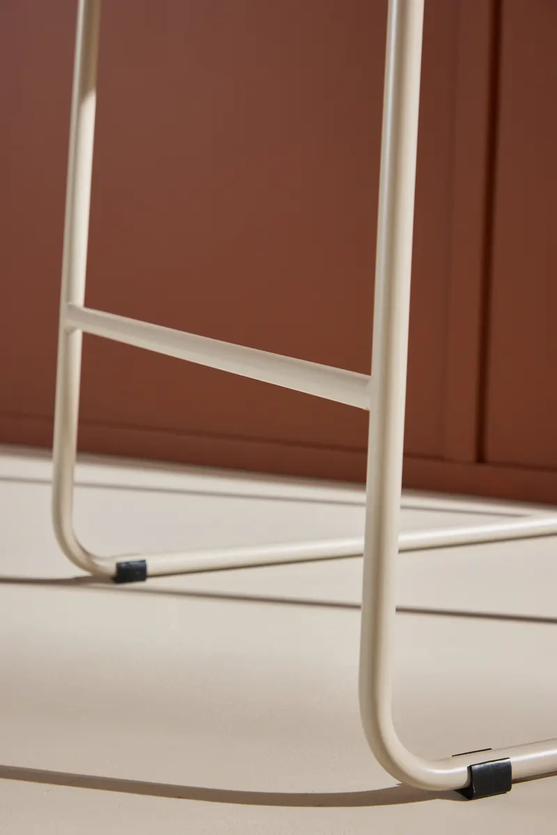 Bisbee Barhocker im 2er-Set mit Kufengestell in Beige, Bouclé, im Wohnraum, Ansicht 4