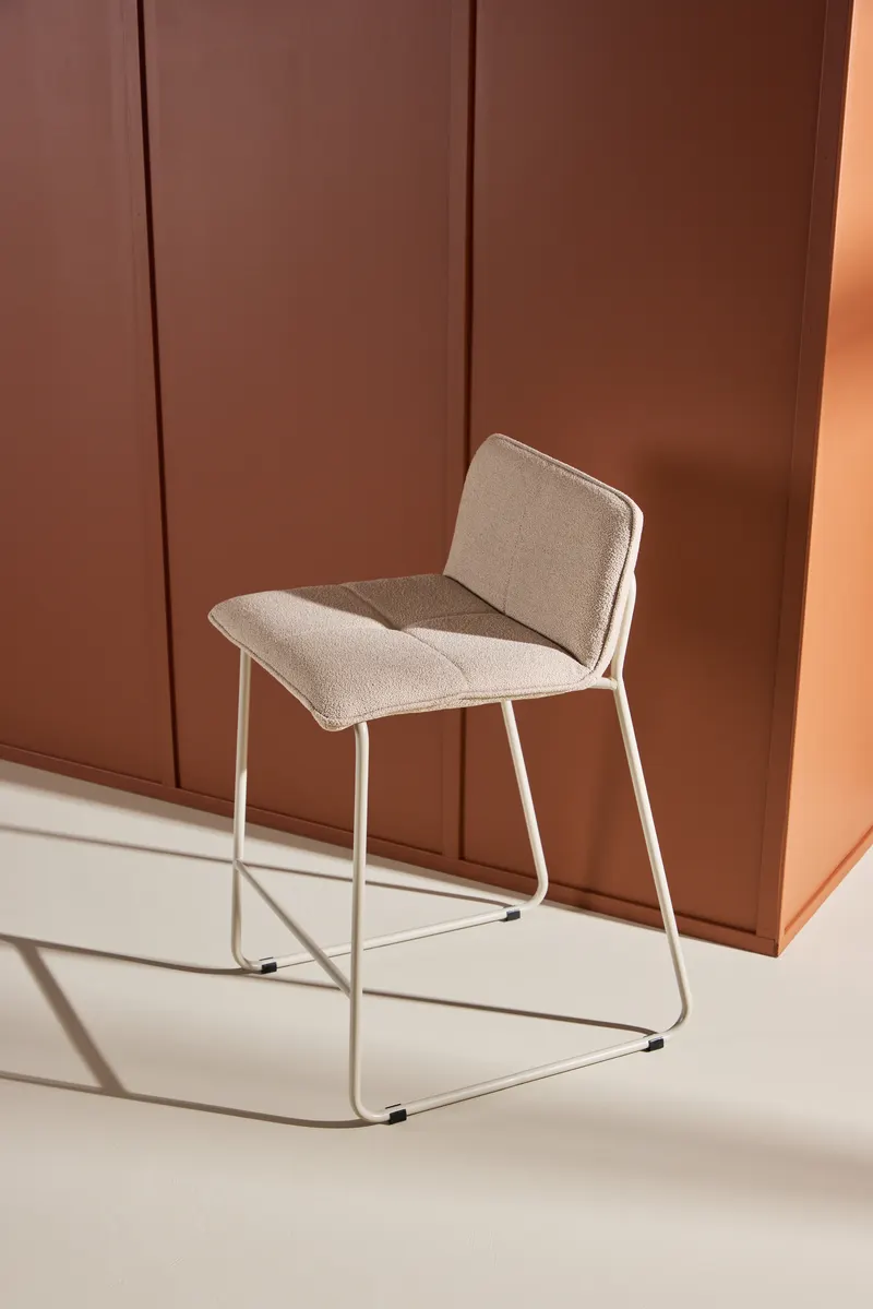 Bisbee Barhocker im 2er-Set mit Kufengestell in Beige, Bouclé, im Wohnraum, Ansicht 1