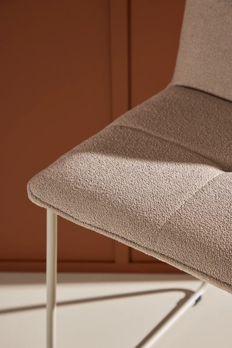 Bisbee Barhocker im 2er-Set mit Kufengestell in Beige, Bouclé, im Wohnraum, Ansicht 2