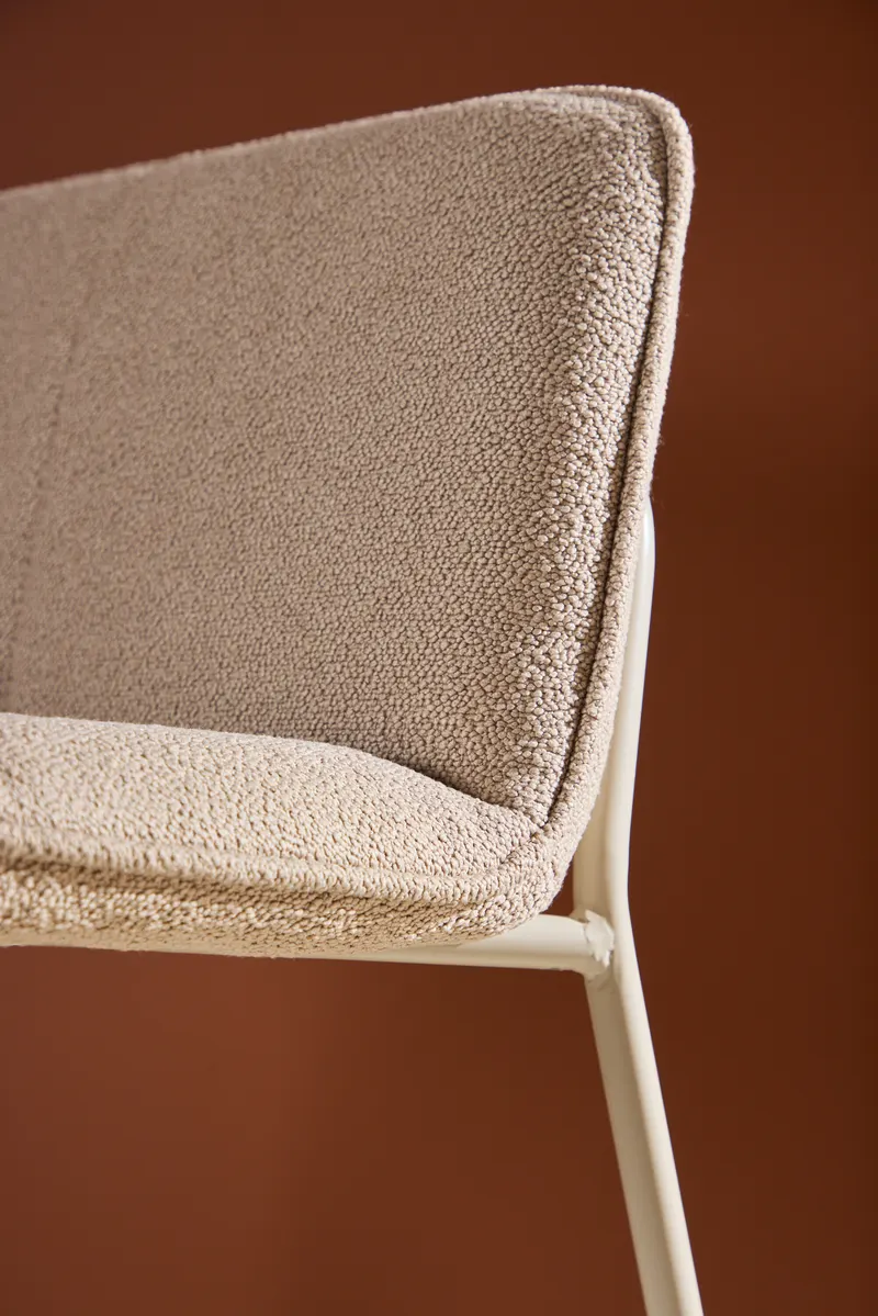 Bisbee Barhocker im 2er-Set mit Kufengestell in Beige, Bouclé, im Wohnraum, Ansicht 3