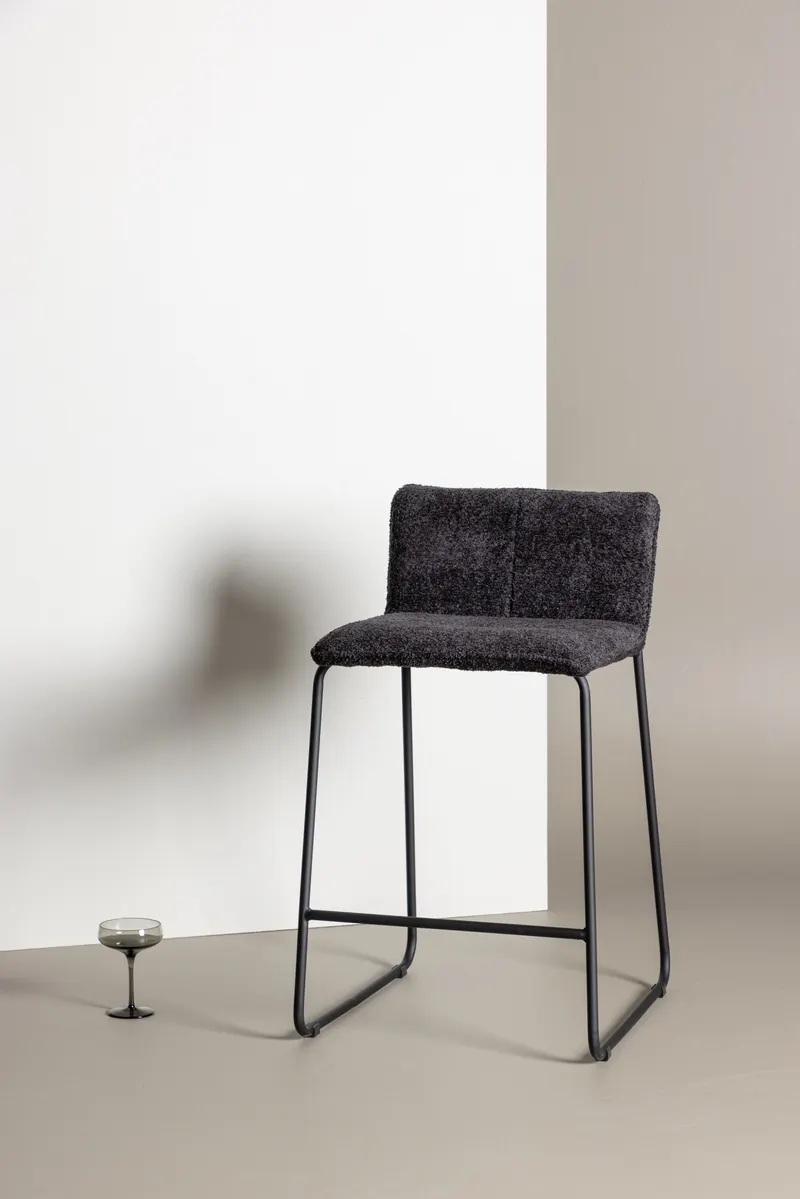 Bisbee Barhocker im 2er-Set mit Kufengestell in Schwarz, Bouclé, im Wohnraum, Ansicht 1