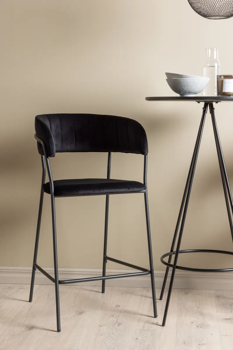 Bistro & Lui Essgruppe mit rundem Bartisch und zwei Samt-Barhockern, im Wohnraum, Ansicht 2