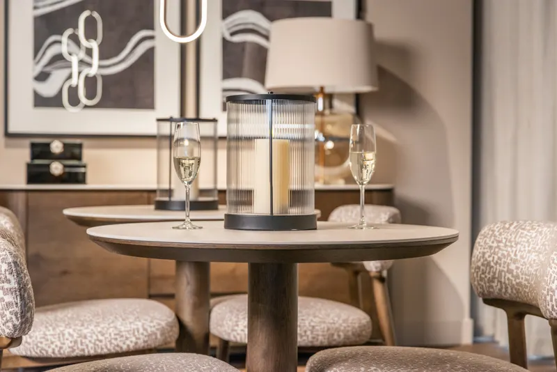 Bistrotisch Ritz, Braun, 75 cm Ø von Richmond Interiors, Wohnbeispiel 6, im Wohnraum
