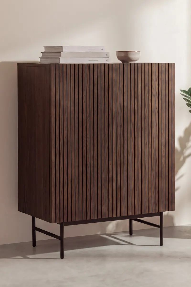 Björkön Sideboard in Mokka mit Rillenfront in 80 × 30 × 103 cm, im Wohnraum, Ansicht 1