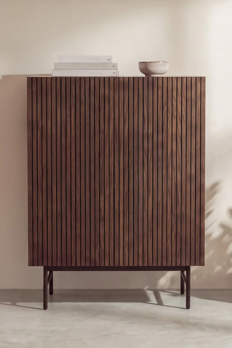 Björkön Sideboard in Mokka mit Rillenfront in 80 × 30 × 103 cm, im Wohnraum, Ansicht 2