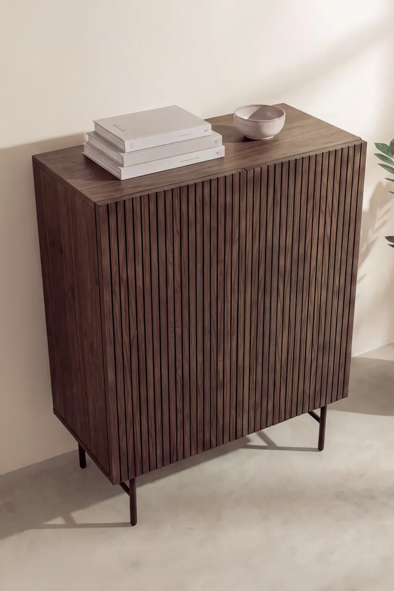 Björkön Sideboard in Mokka mit Rillenfront in 80 × 30 × 103 cm, im Wohnraum, Ansicht 3