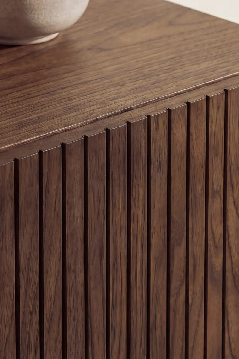 Björkön Sideboard in Mokka mit Rillenfront in 80 × 30 × 103 cm, im Wohnraum, Ansicht 4