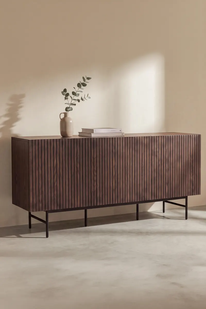 Björkön Sideboard in Mokka mit Rillenfront in 150 × 42 × 75 cm, im Wohnraum, Ansicht 1