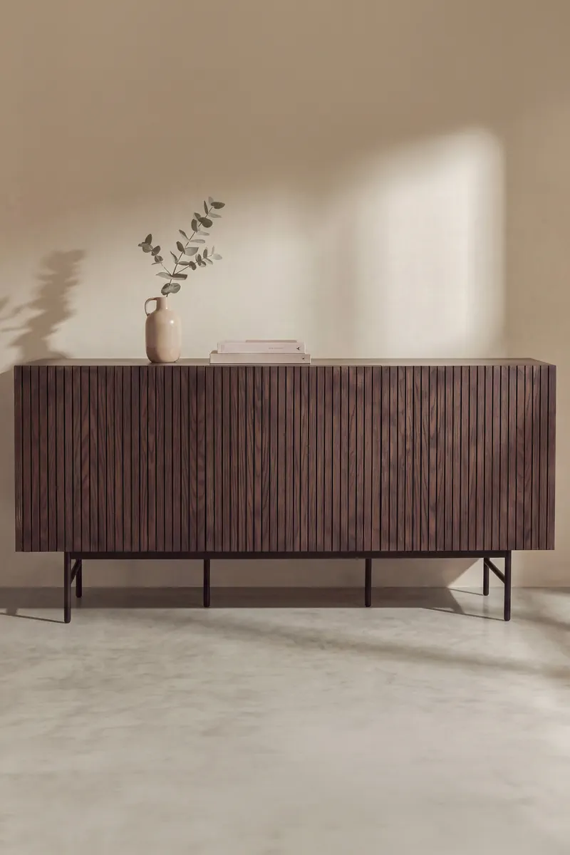 Björkön Sideboard in Mokka mit Rillenfront in 150 × 42 × 75 cm, im Wohnraum, Ansicht 2