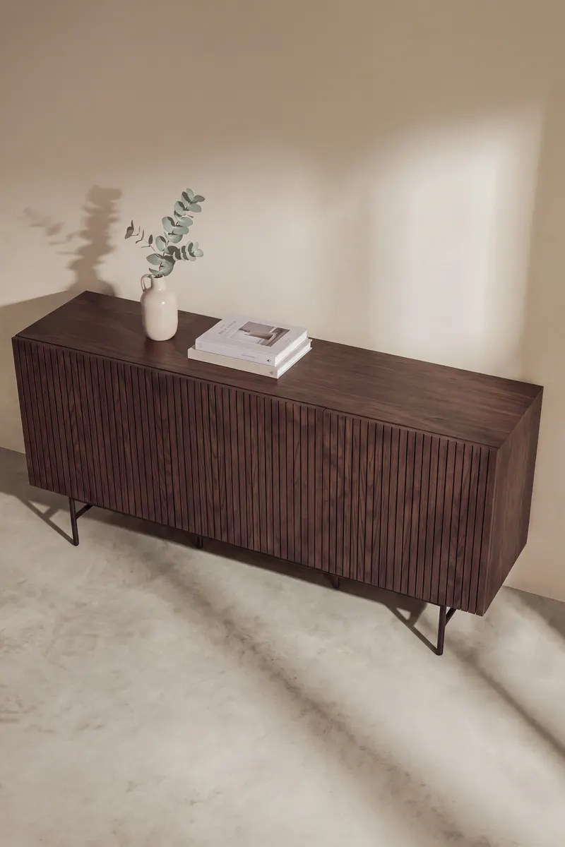 Björkön Sideboard in Mokka mit Rillenfront in 150 × 42 × 75 cm, im Wohnraum, Ansicht 3