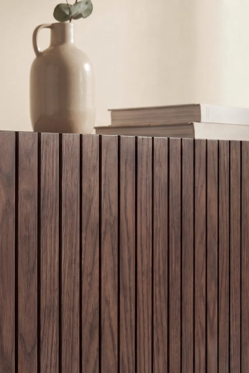 Björkön Sideboard in Mokka mit Rillenfront in 150 × 42 × 75 cm, im Wohnraum, Ansicht 4