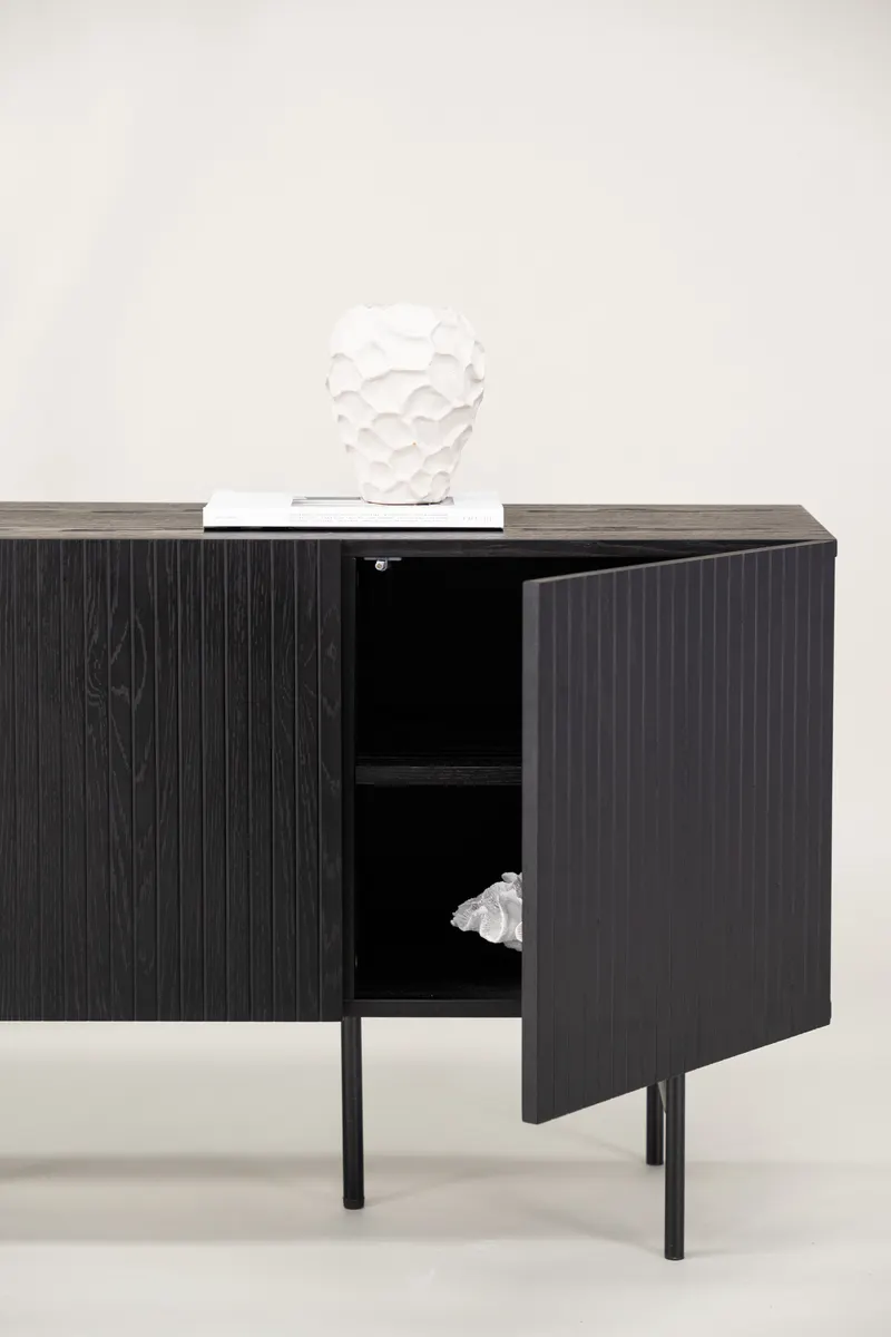 Björkön Sideboard mit Rillentüren in 42 × 75 × 150 cm, Schwarz, im Wohnraum, Ansicht 2