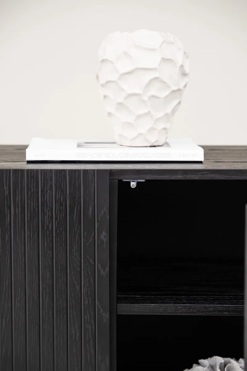 Björkön Sideboard mit Rillentüren in 42 × 75 × 150 cm, Schwarz, im Wohnraum, Ansicht 3