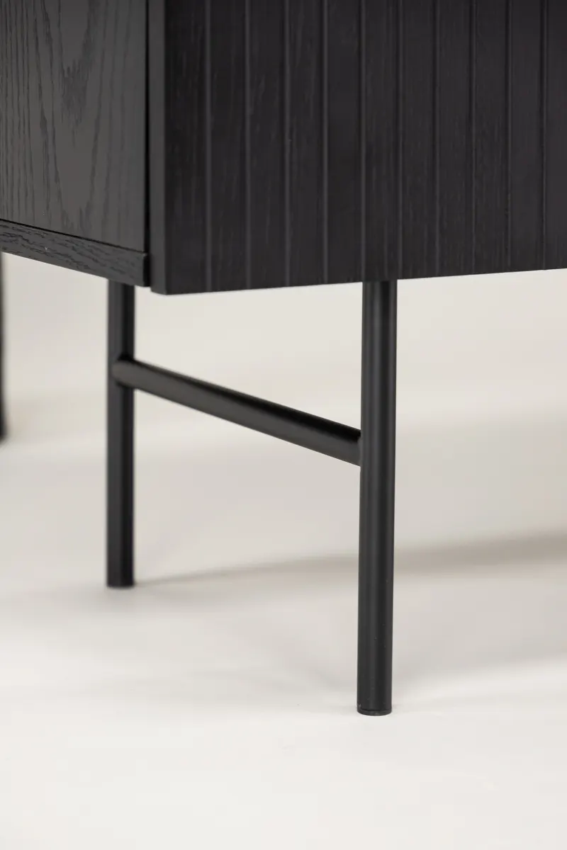 Björkön Sideboard mit Rillentüren in 42 × 75 × 150 cm, Schwarz, im Wohnraum, Ansicht 4