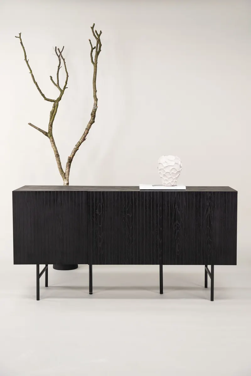 Björkön Sideboard mit Rillentüren in 42 × 75 × 150 cm, Schwarz, im Wohnraum, Ansicht 1