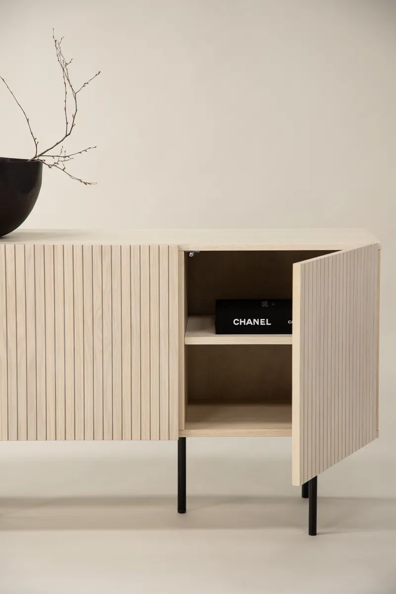 Björkön Sideboard mit Rillentüren in 42 × 75 × 150 cm, Whitewash, Gestell Schwarz, im Wohnraum, Ansicht 2