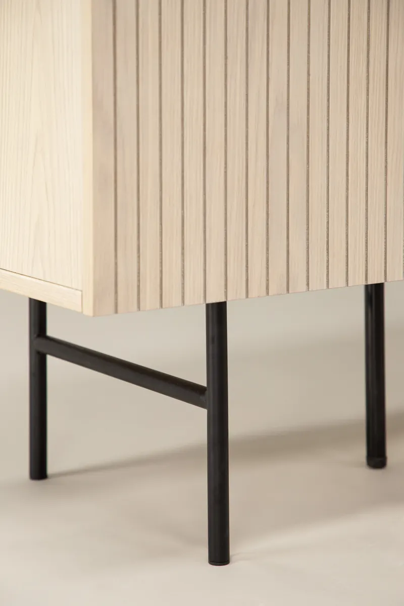 Björkön Sideboard mit Rillentüren in 42 × 75 × 150 cm, Whitewash, Gestell Schwarz, im Wohnraum, Ansicht 4