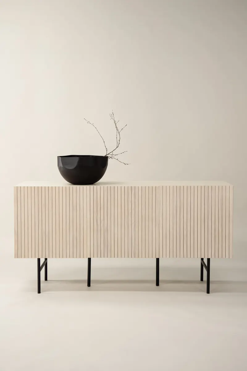 Björkön Sideboard mit Rillentüren in 42 × 75 × 150 cm, Whitewash, Gestell Schwarz, im Wohnraum, Ansicht 1