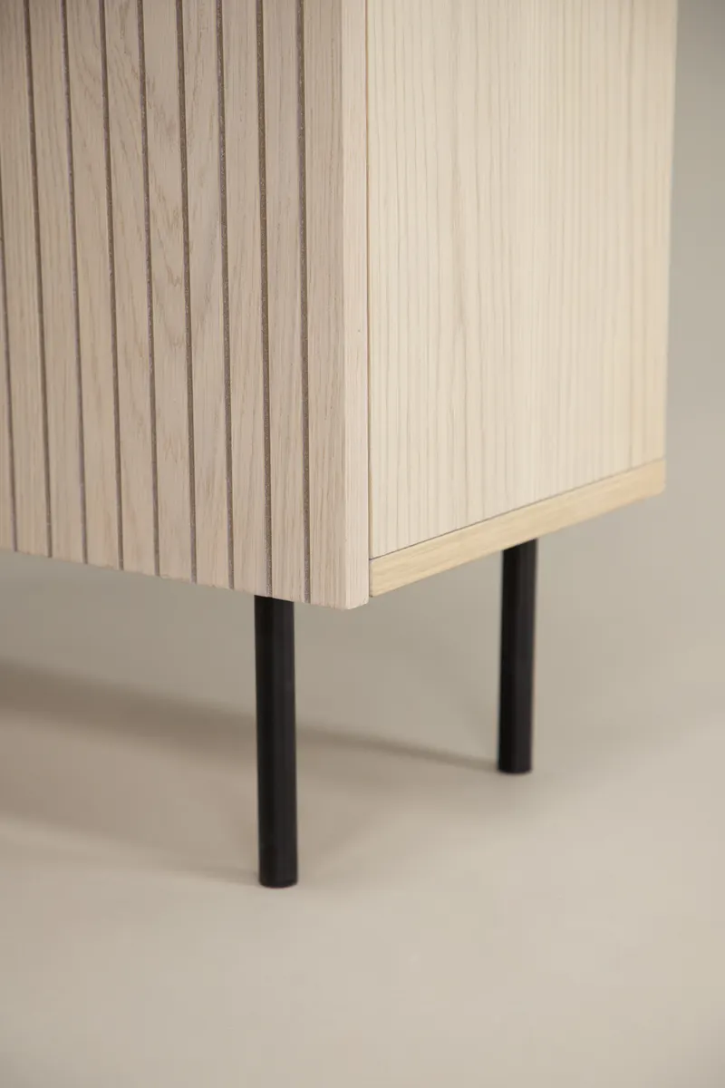 Björkön Sideboard mit Rillentüren in 30 × 103 × 80 cm, Whitewash, Gestell Schwarz, im Wohnraum, Ansicht 4