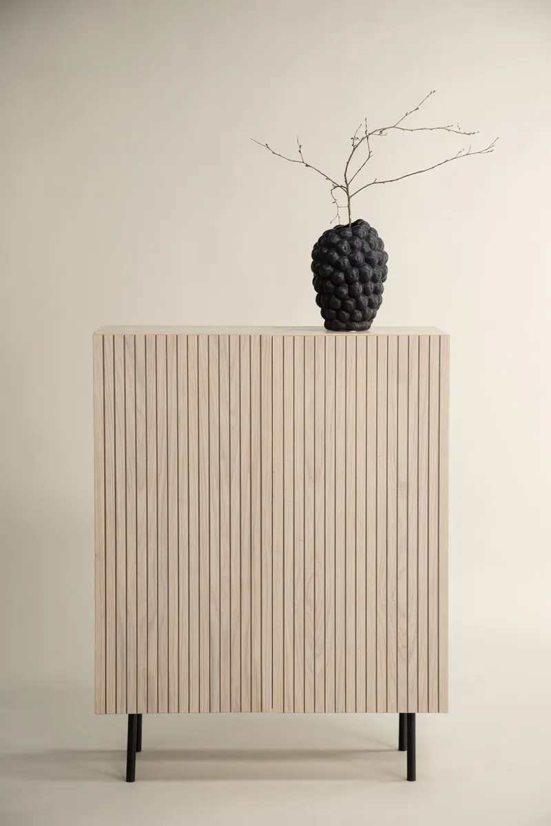 Björkön Sideboard mit Rillentüren in 30 × 103 × 80 cm, Whitewash, Gestell Schwarz, im Wohnraum, Ansicht 1