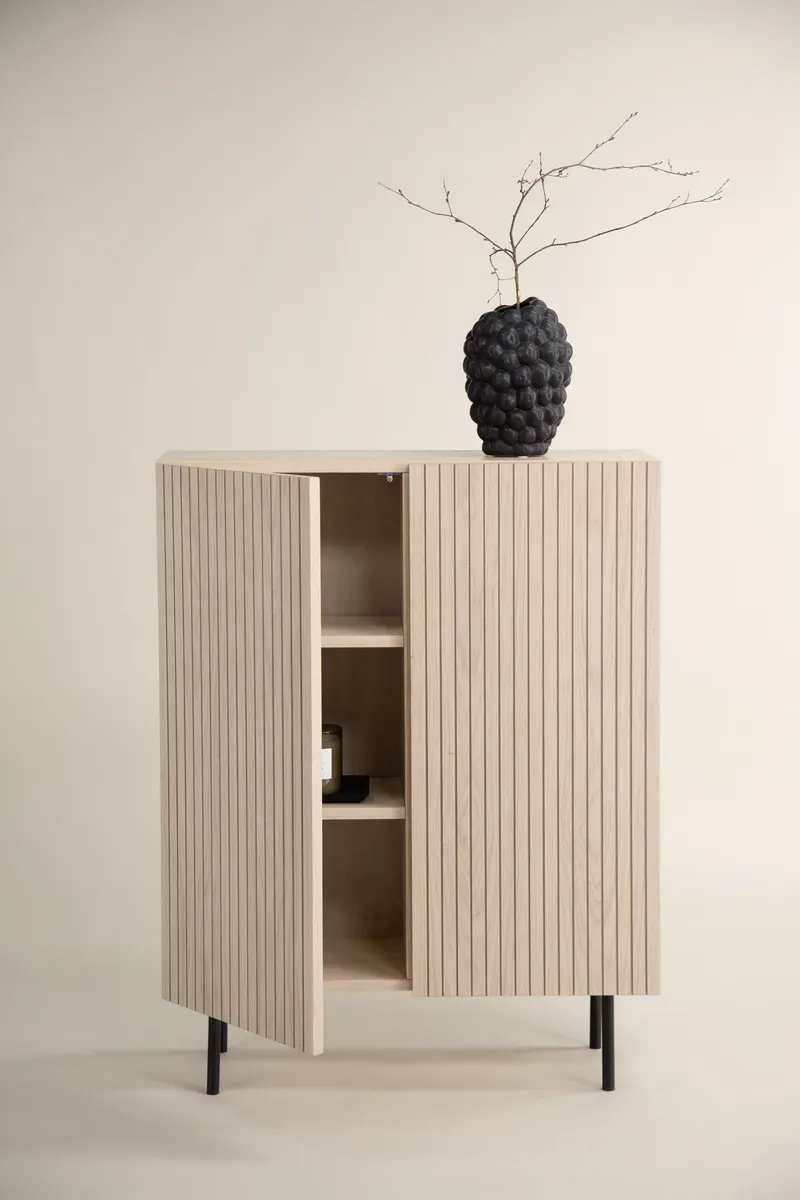 Björkön Sideboard mit Rillentüren in 30 × 103 × 80 cm, Whitewash, Gestell Schwarz, im Wohnraum, Ansicht 2