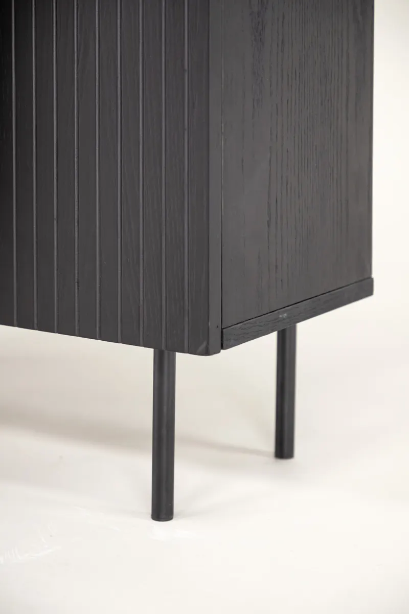 Björkön Sideboard mit Rillentüren in 30 × 103 × 80 cm, Schwarz, im Wohnraum, Ansicht 4