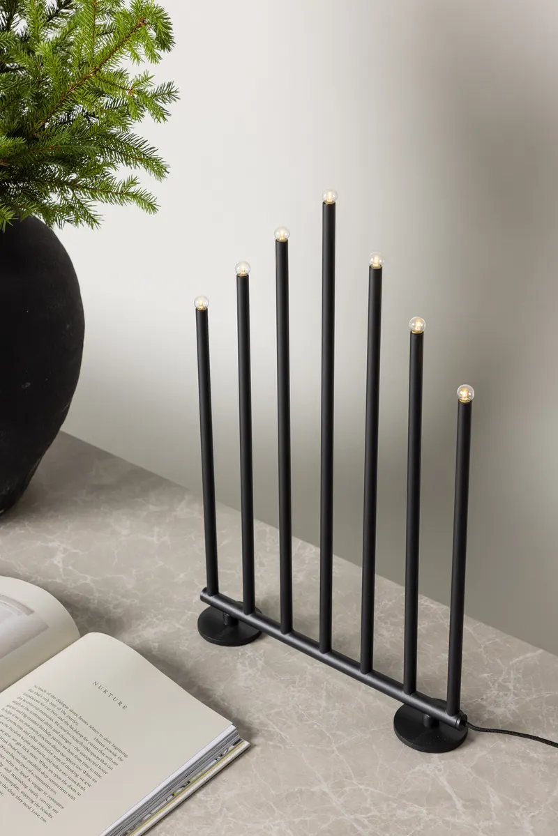 Björnfjället Weihnachtsbeleuchtung als dreieckiger Adventsleuchter in 7 × 50 × 32 cm, Schwarz, im Wohnraum, Ansicht 2