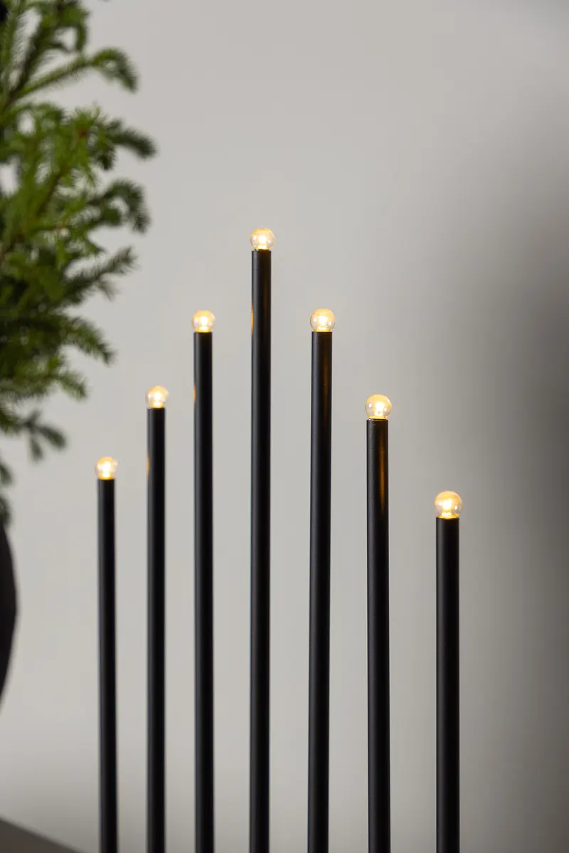 Björnfjället Weihnachtsbeleuchtung als dreieckiger Adventsleuchter in 7 × 50 × 32 cm, Schwarz, im Wohnraum, Ansicht 3