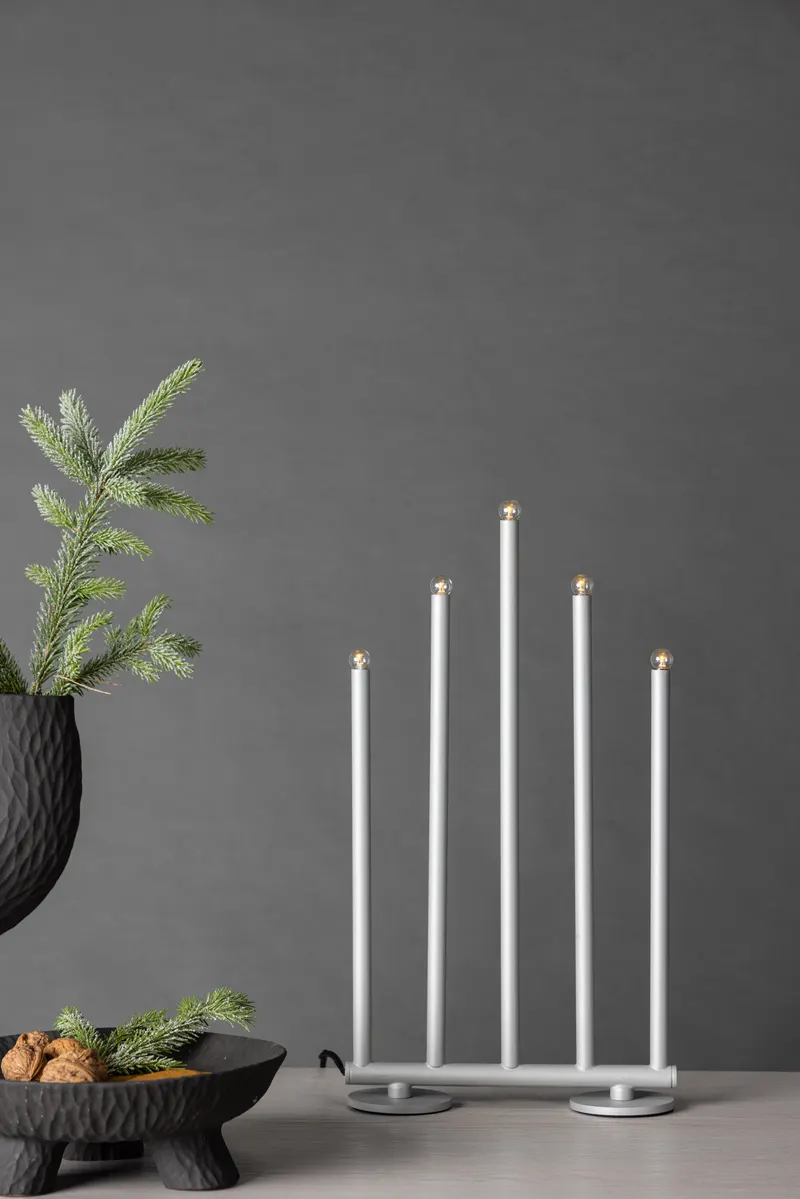 Björnfjället Weihnachtsbeleuchtung als dreieckiger Adventsleuchter in 7 × 40 × 22 cm, Silber, im Wohnraum, Ansicht 1