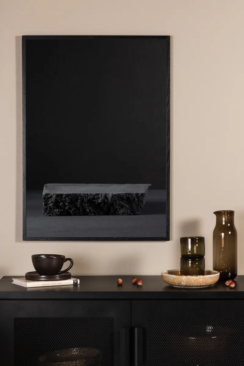 Black rock Poster mit Stein im Licht in 70 × 50 cm, im Wohnraum, Ansicht 1