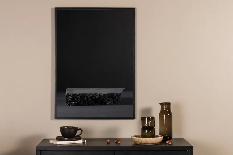 Black rock Poster mit Stein im Licht in 70 × 50 cm, im Wohnraum, Ansicht 2