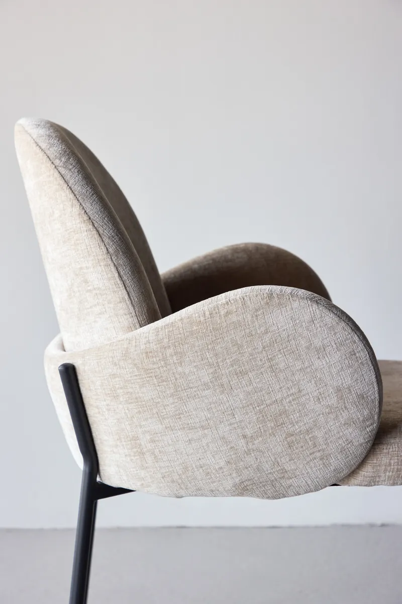 Blom Esszimmerstuhl mit runder Lehne und Armlehnen in Beige, Gestell Schwarz, im Wohnraum, Ansicht 3