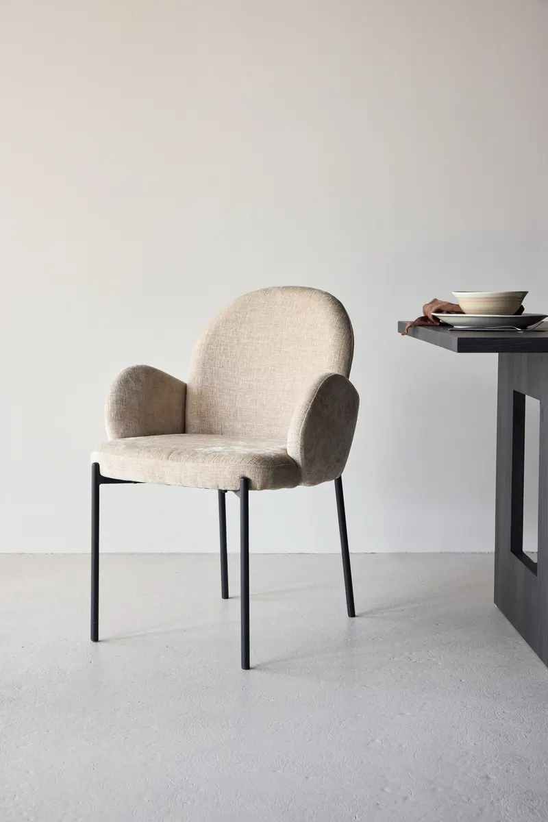 Blom Esszimmerstuhl mit runder Lehne und Armlehnen in Beige, Gestell Schwarz, im Wohnraum, Ansicht 1
