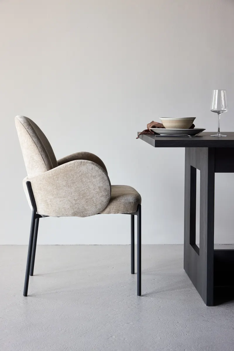 Blom Esszimmerstuhl mit runder Lehne und Armlehnen in Beige, Gestell Schwarz, im Wohnraum, Ansicht 2