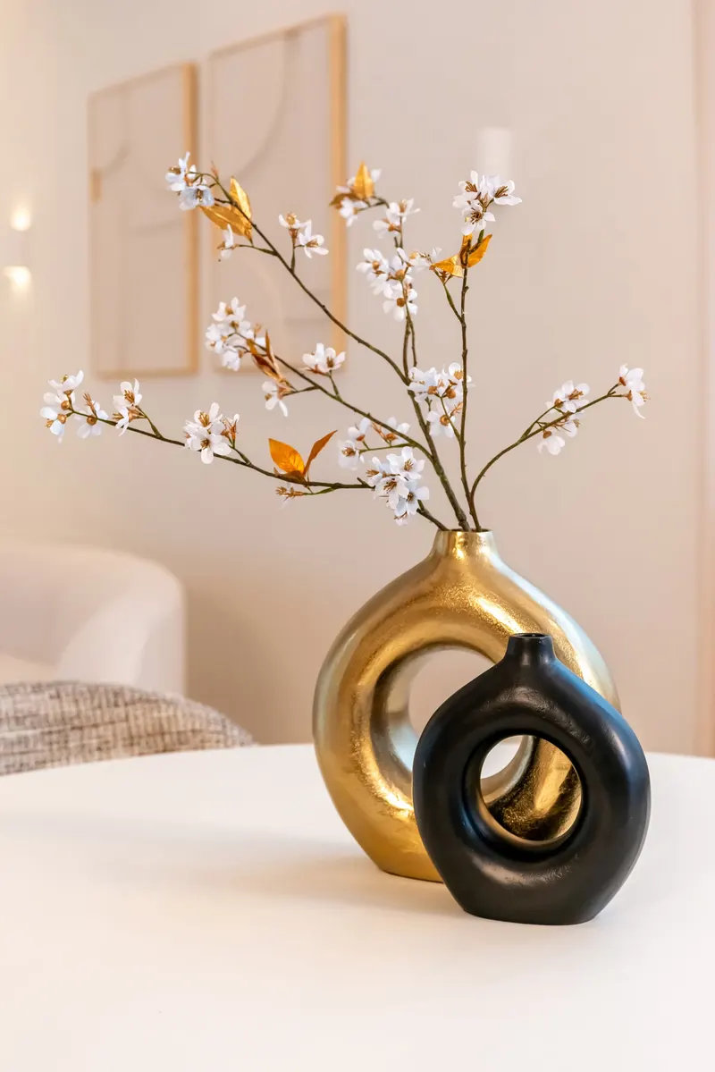 Vase Felice Schwarz, 22 cm von Richmond Interiors, Wohnbeispiel 32, im Wohnraum