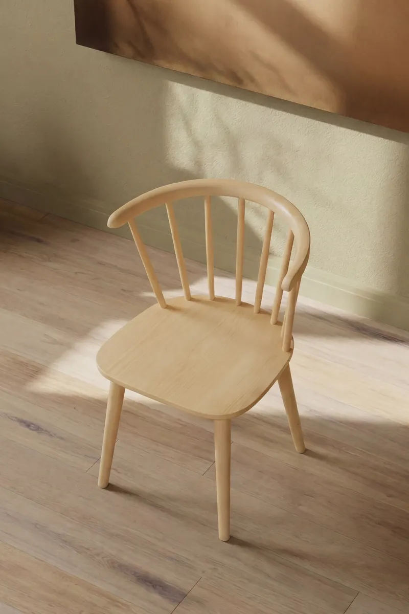 Bobby Esszimmerstuhl aus Kautschukholz in Natur, im Wohnraum, Ansicht 2
