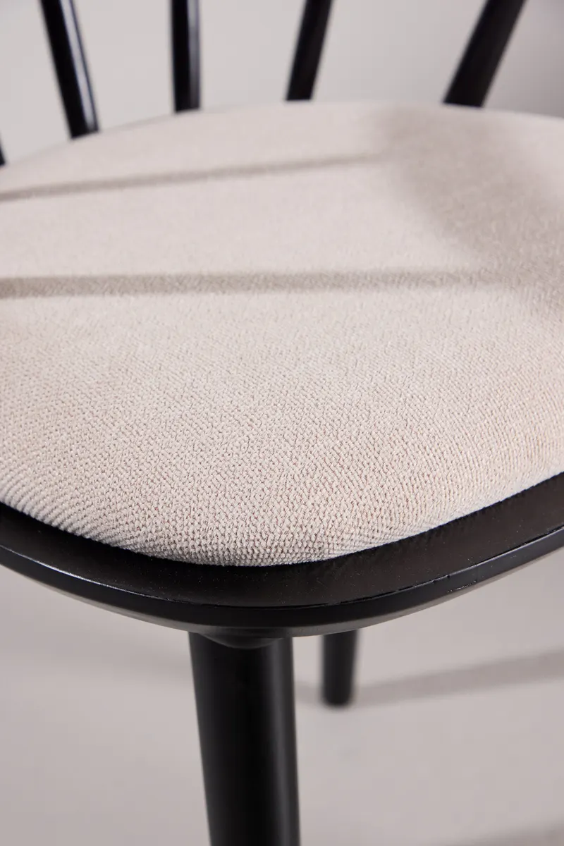 Bobby Esszimmerstuhl aus Kautschukholz in Beige, Gestell Schwarz, Baumwolle, im Wohnraum, Ansicht 2