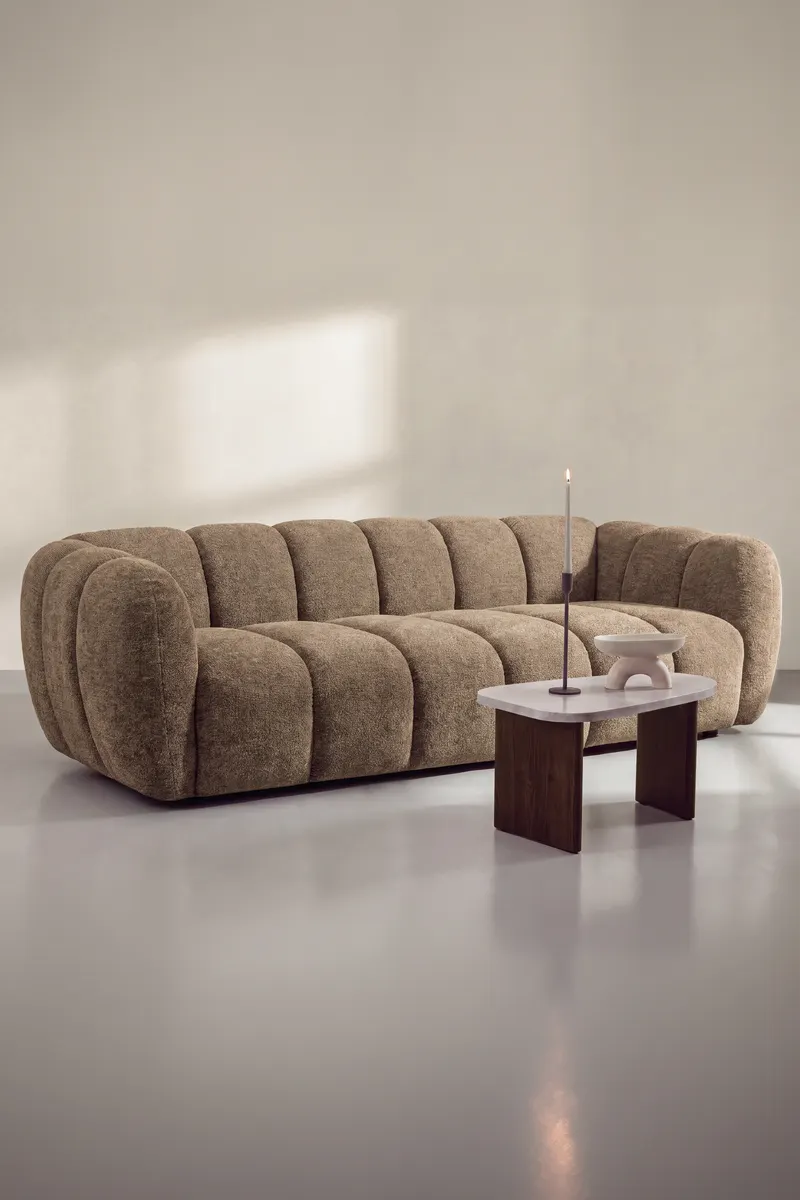 Bobo Sofa mit Pfeifensteppung in Braun, Gestell Schwarz, im Wohnraum, Ansicht 1