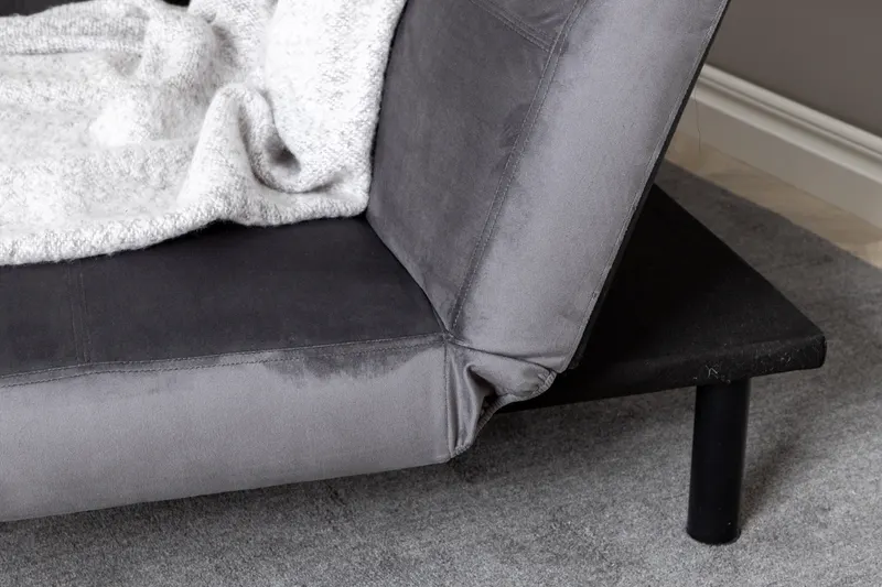 Bodil Schlafsofa ohne Armlehnen in Dunkelgrau, Gestell Schwarz, Polyester-Samt, im Wohnraum, Ansicht 3