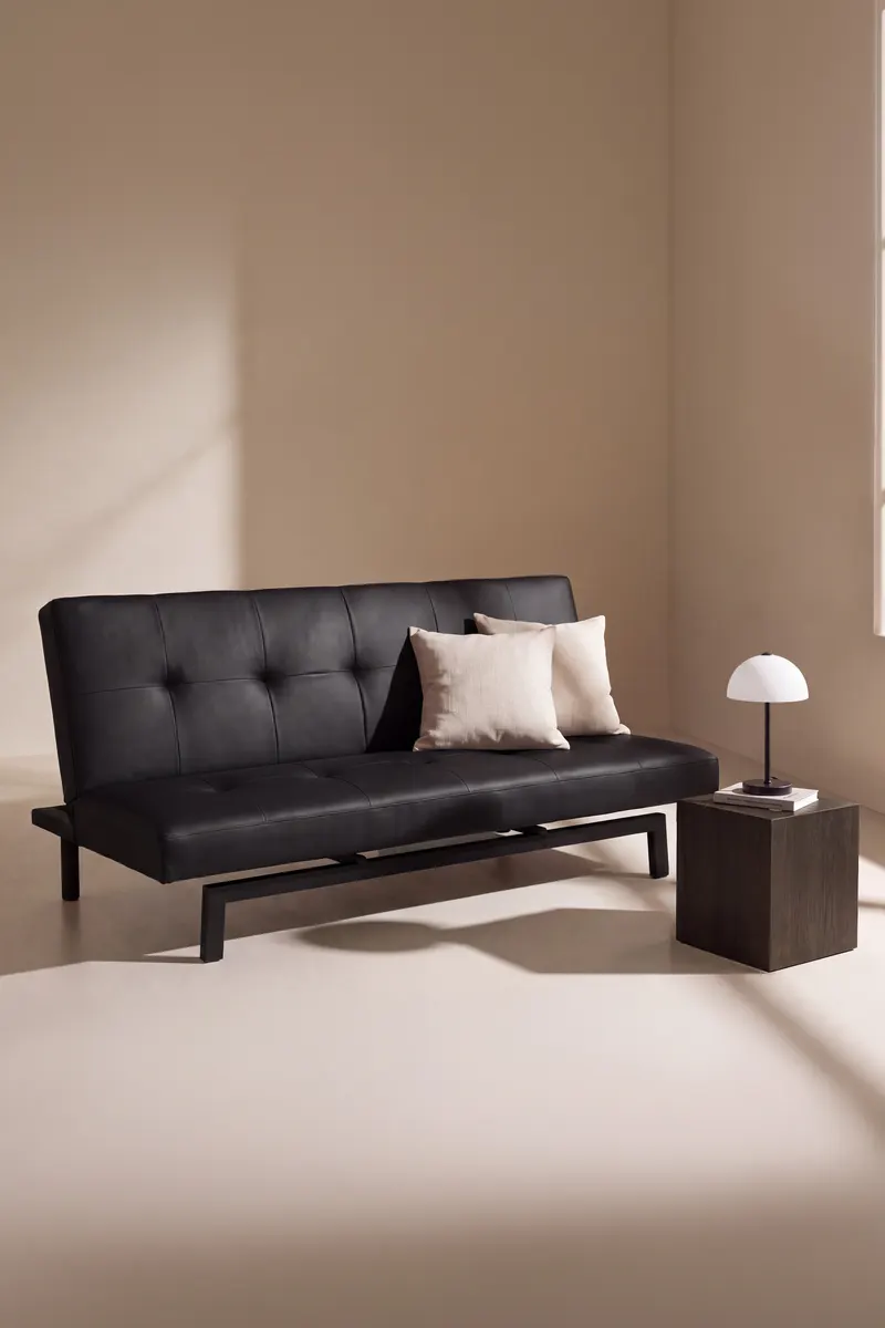 Bodil Schlafsofa ohne Armlehnen in Schwarz, PU-Kunstleder, im Wohnraum, Ansicht 1