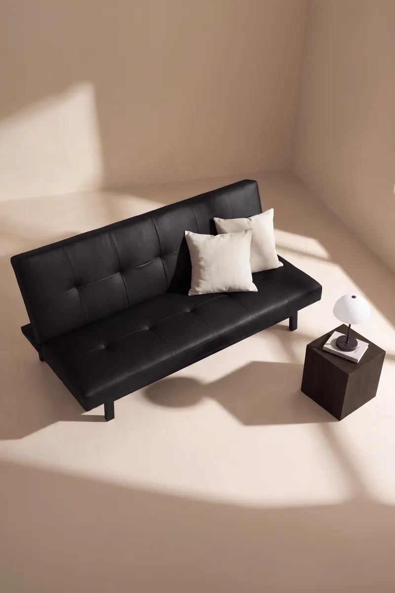 Bodil Schlafsofa ohne Armlehnen in Schwarz, PU-Kunstleder, im Wohnraum, Ansicht 2