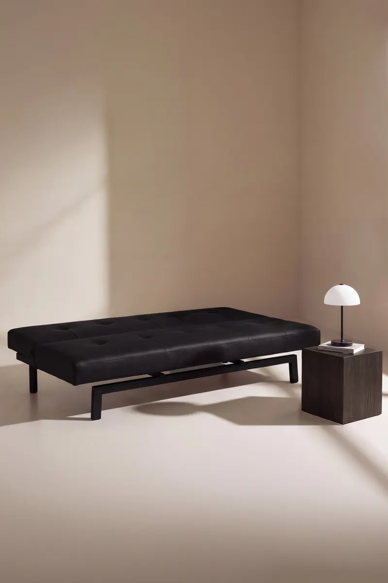 Bodil Schlafsofa ohne Armlehnen in Schwarz, PU-Kunstleder, im Wohnraum, Ansicht 3