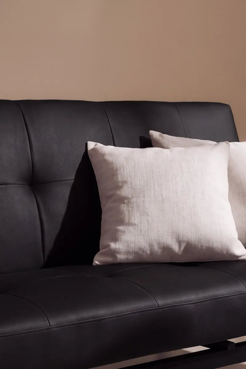 Bodil Schlafsofa ohne Armlehnen in Schwarz, PU-Kunstleder, im Wohnraum, Ansicht 4